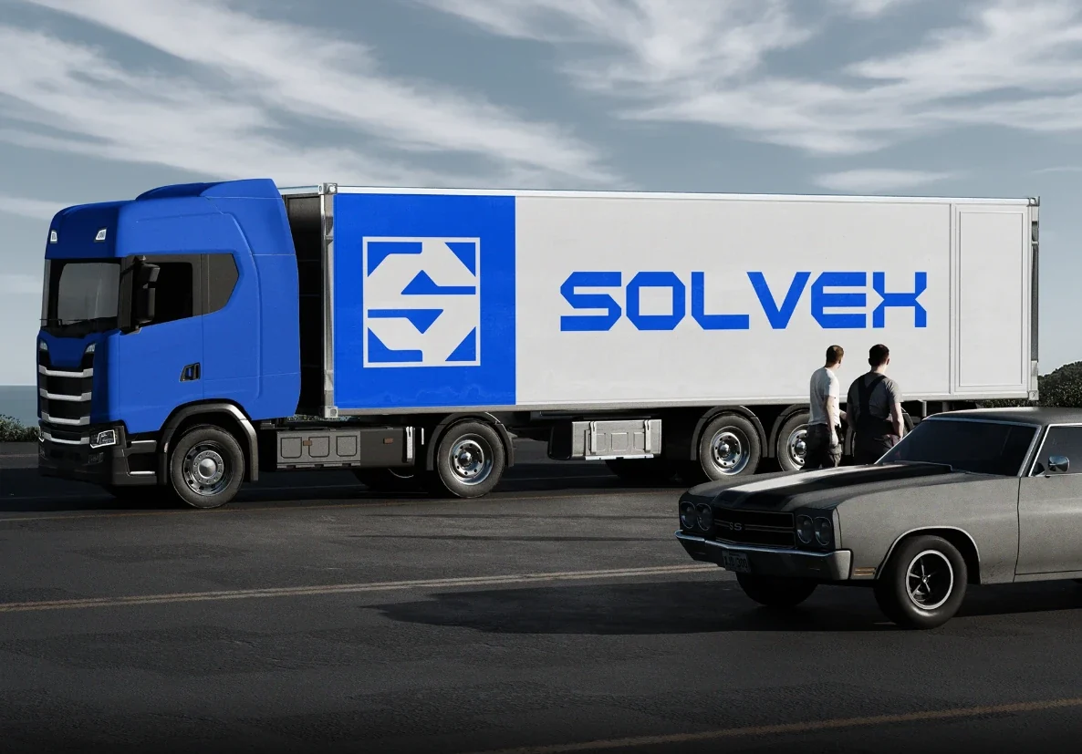 Camión azul con el símbolo y el logo de SOLVEX