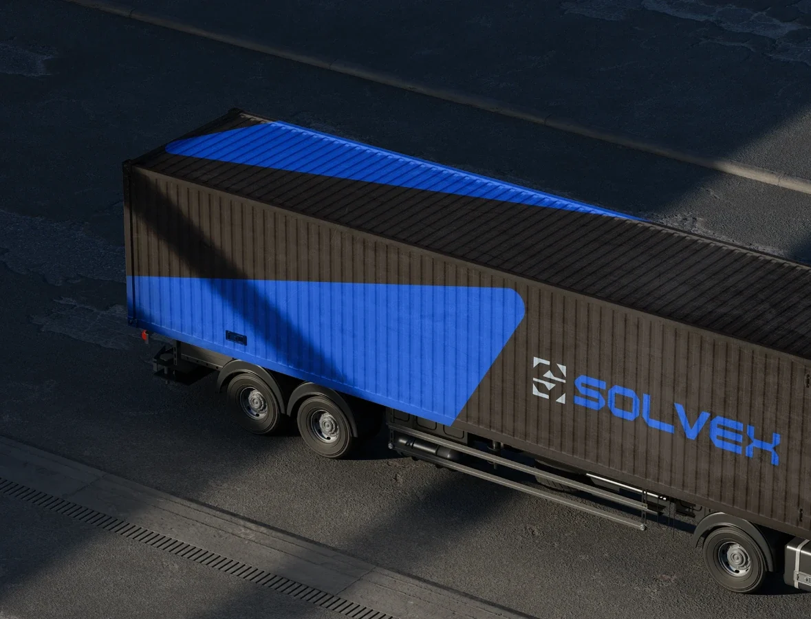 Contenedor negro con una franja azul y el logo de SOLVEX