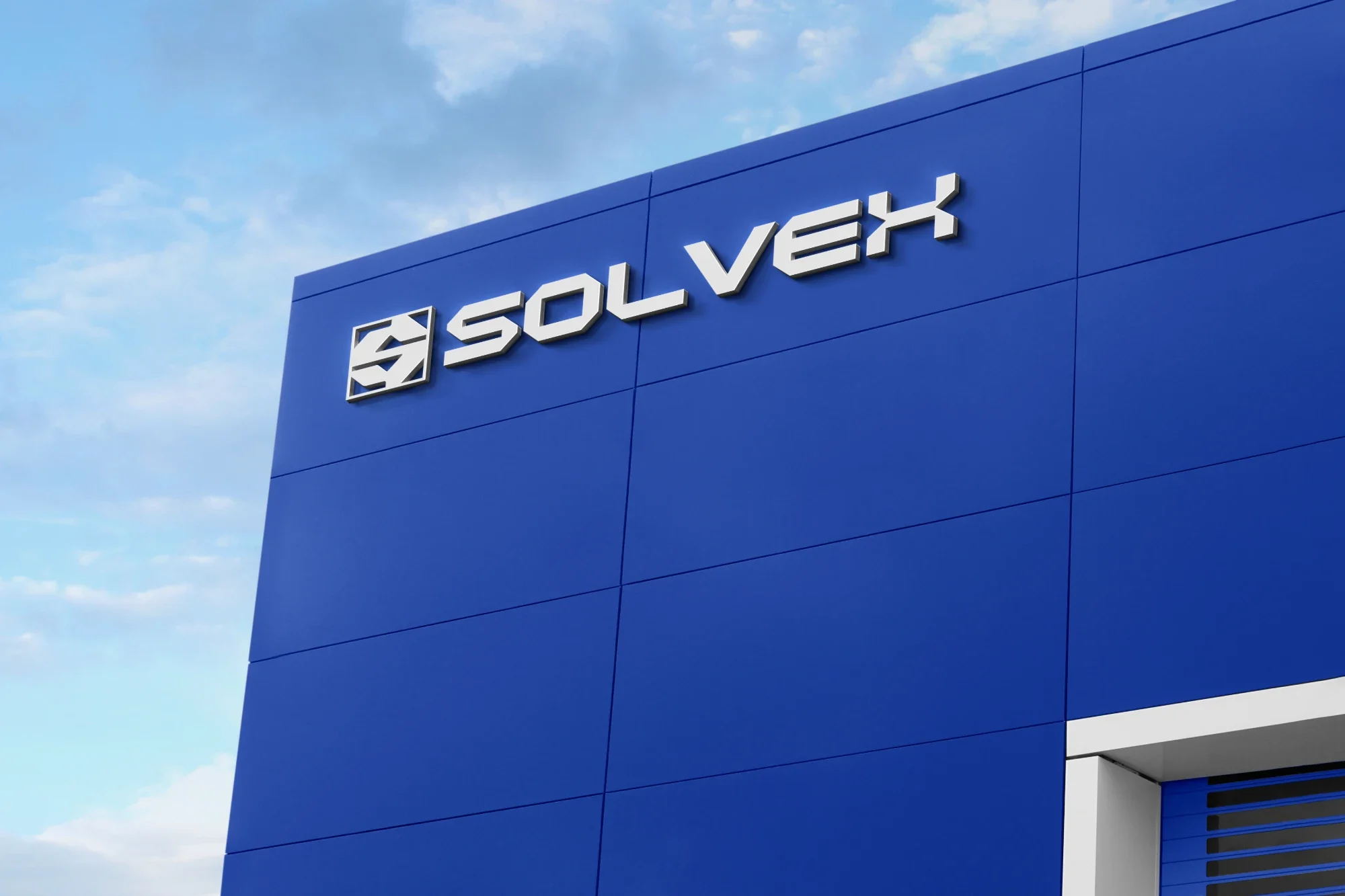 Fachada azul con el logo de SOLVEX en relieve
